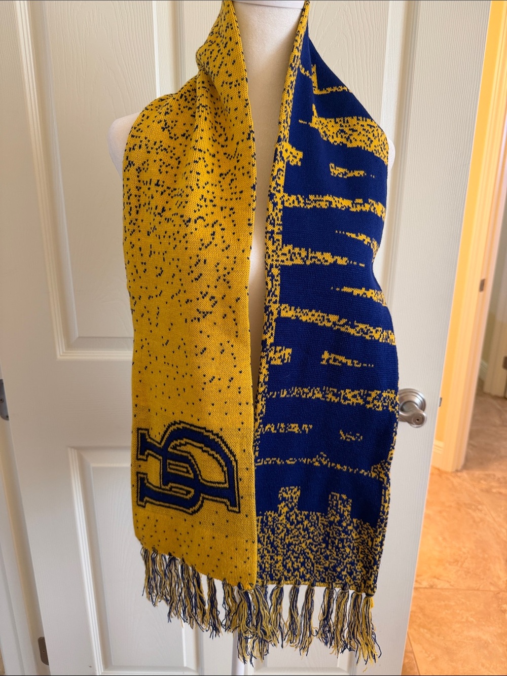 Vintage University of Delaware Blue Hens Knit Fringed Scarf 60 x 8 1/2